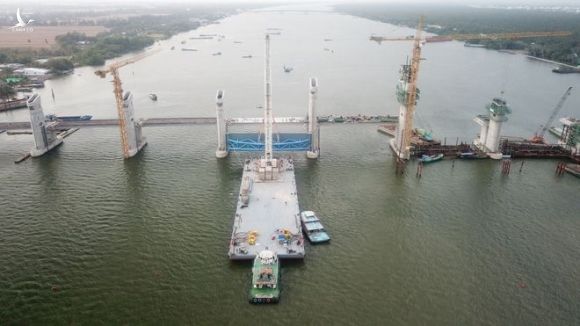 'Siêu' công trình thủy lợi lớn nhất Việt Nam 3.300 tỉ đồng lắp cửa van 'khổng lồ' - ảnh 3