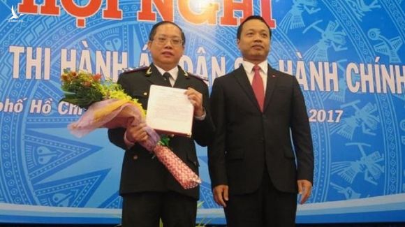 Ông Vũ Quốc Doanh (đeo kính) nhận quyết định bổ nhiệm Cục trưởng vào tháng 1.2018 /// Ảnh Phan Thương