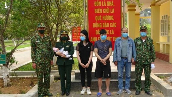Lực lượng Bộ đội Biên phòng tỉnh Quảng Ninh bắt 3 nghi phạm, giải cứu bé trai 10 ngày tuổi /// Ảnh N.H 