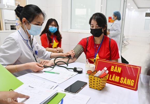Khám sàng lọc cho tình nguyện viên tiêm thử vaccine tại Học viện Quân y. Ảnh: Giang Huy.