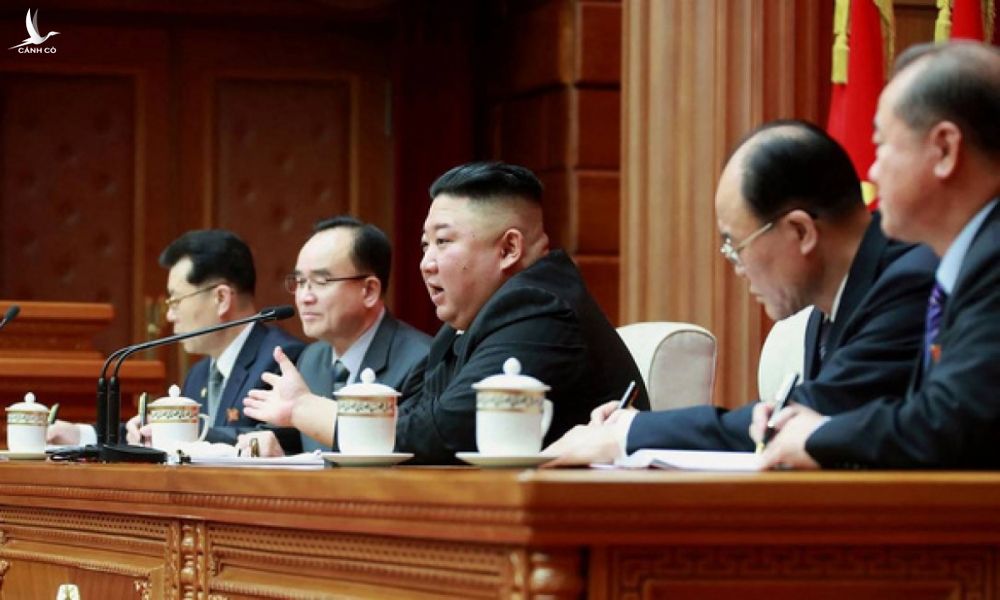 Lãnh đạo Triều Tiên Kim Jong Un trong một cuộc họp ở Bình Nhưỡng ngày 4/3/2021. Ảnh: AFP/KCNA
