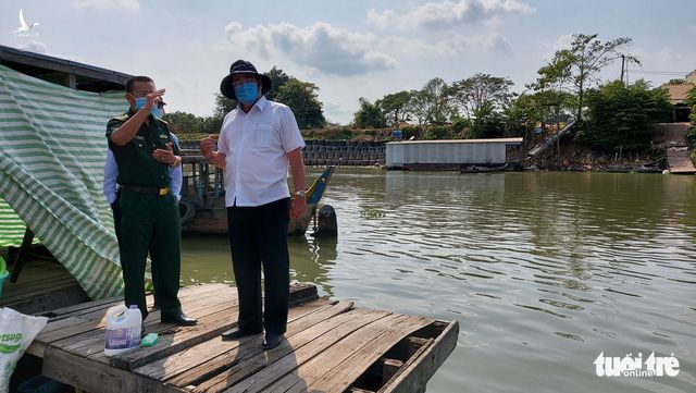 Chủ tịch UBND tỉnh An Giang Nguyễn Thanh Bình khảo sát tại chốt phòng chống dịch đóng quân ven sông Bình Di giáp biên giới Campuchia - Ảnh: BỬU ĐẤU