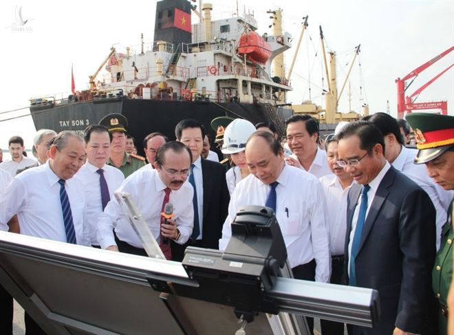    Thủ tướng nghe chủ đầu tư giới thiệu về Nhà máy điện LNG Long An I & II.