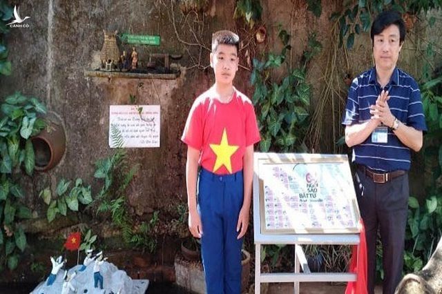   Thầy giáo Nguyễn Mai Trọng - Hiệu trưởng trường TH Hướng Phùng làm lễ ra mắt mô hình và giới thiệu về 64 chiến sĩ hy sinh khi bảo vệ đảo Gạc Ma.