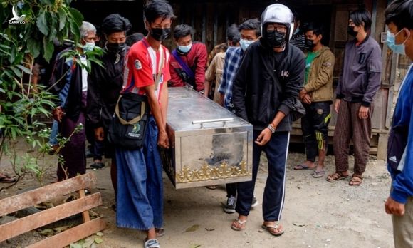 Người dân di chuyển quan tài của một người biểu tình ở thành phố Taunggyi, bang Shan, Myanmar hôm 29/3. Ảnh: AFP.