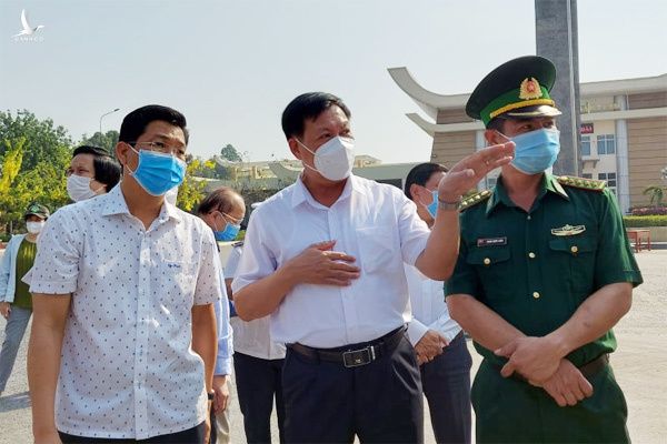 Thứ trưởng Bộ Y tế Đỗ Xuân Tuyên (giữa) kiểm tra công tác cách ly, quản lý nhập cảnh tại cửa khẩu quốc tế Mộc Bài, Tây Ninh