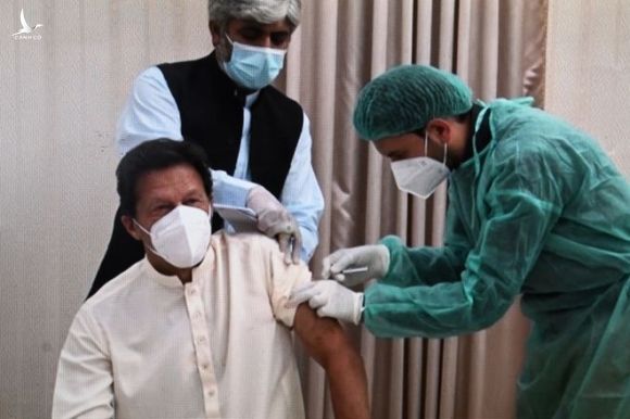 Thủ tướng Pakistan Imran Khan được tiêm liều đầu tiên của vắc xin do Tập đoàn dược Trung Quốc Sinopharm bào chế ngày 18.3 /// AFP