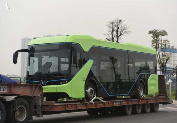 Lộ ảnh xe bus điện VinFast được vận chuyển về Hà Nội - Ảnh 1.