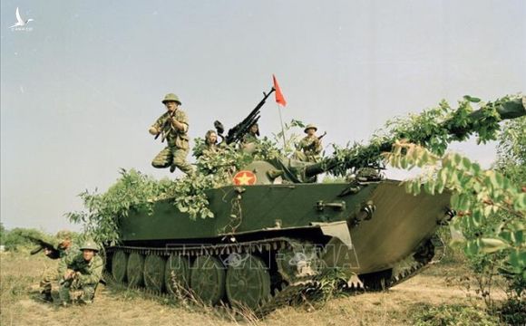 "Mãnh Hổ" xe tăng VN gầm thét trên nóc hầm, Đại tá Lữ đoàn trưởng Dù khét tiếng giả chết