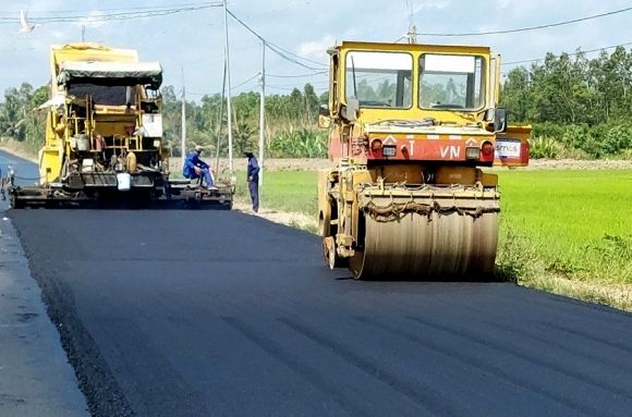 Đơn vị thi công đang thảm nhựa tuyến đường. Ảnh: Anh Tuấn.