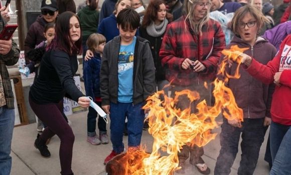 Người biểu tình đốt khẩu trang phản đối các biện pháp hạn chế nhằm ngăn ngừa Covid-19 lây lan ở Idaho ngày 6/3. Ảnh: AFP.