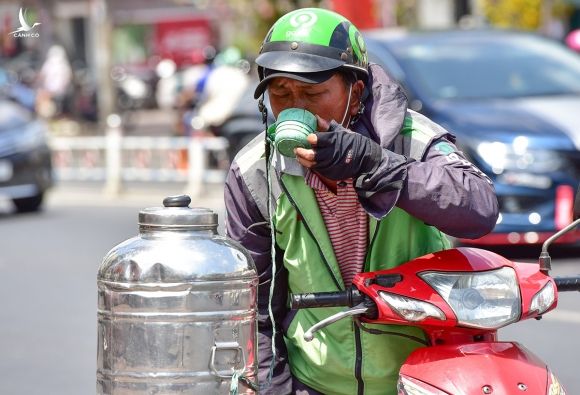 Ông Nguyễn Văn Dũng, tài xế xe ôm công nghệ ghé uống nước miễn phí trên đường Nguyễn Thái Học, quận 1, ngày 4/3. Ảnh: Quỳnh Trần.