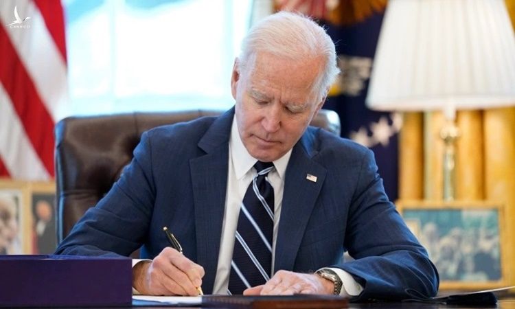 Biden ký thông qua gói cứu trợ Covid-19 tại Phòng Bầu dục, Nhà Trắng, ngày 11/3. Ảnh: AP.