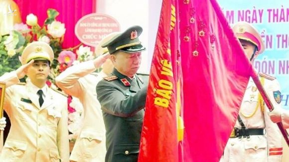 Thừa ủy quyền của Chủ tịch nước, Bộ trưởng Tô Lâm trao tặng Huân chương Bảo vệ Tổ quốc hạng nhì cho Đoàn Thanh niên Bộ Công an /// Ảnh CAND