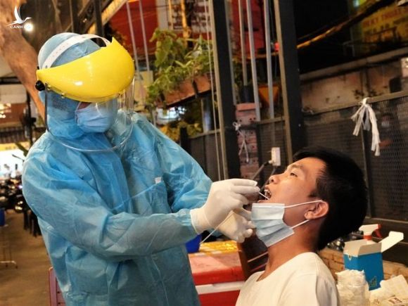 TP.HCM đề xuất tiêm vắc xin Covid-19 đợt đầu cho nhân viên sân bay Tân Sơn Nhất - ảnh 1