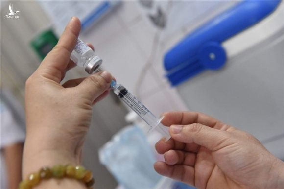 Chuyên gia: Phản ứng phụ của vaccine COVID-19 tại Việt Nam trong ngưỡng cho phép - 1