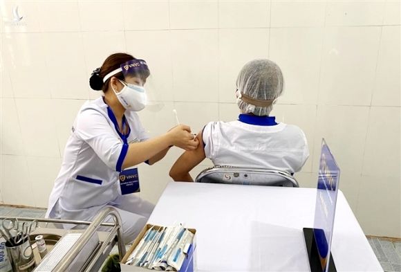 Chuyên gia: Phản ứng phụ của vaccine COVID-19 tại Việt Nam trong ngưỡng cho phép - 3