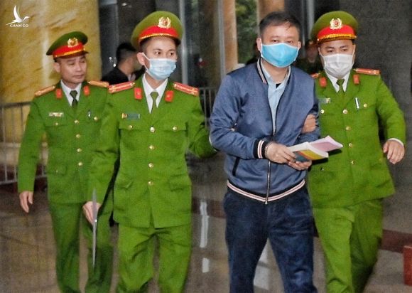 Bị cáo Trịnh Xuân Thăng được dẫn giải tới phiên toà sáng 22/1. Ảnh: Giang Huy