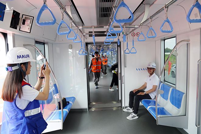 Trải nghiệm tiện ích bên trong đoàn tàu metro hiện đại tuyến Bến Thành - Suối Tiên