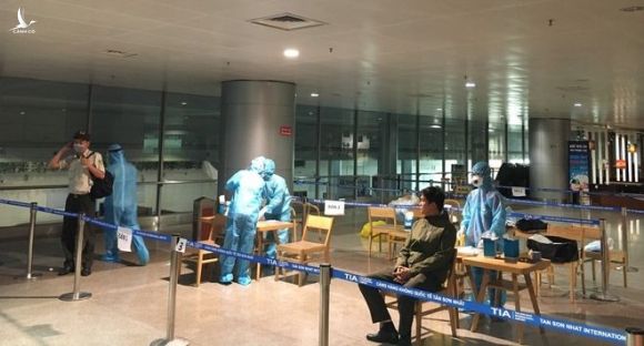 Lấy mẫu xét nghiệm tại sân bay Tân Sơn Nhất /// ẢNH: HCDC