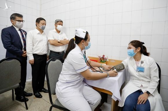 Nhân viên y tế tại TP HCM được khám sàng lọc trước khi tiêm vaccine Covid-19, ngày 8/3. Ảnh: Hữu Khoa
