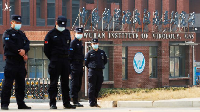 An ninh bên ngoài Viện virus học Vũ Hán lúc nhóm điều tra của WHO đến hồi đầu tháng 2 /// Reuters