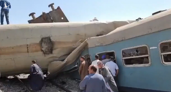 Xe lửa đang chạy bị kéo phanh, xe lửa sau đâm tới khiến cả trăm người thương vong - Ảnh 1.