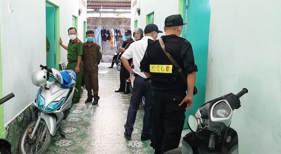 100 cảnh sát vây bắt nhóm người cho vay nặng lãi có vũ trang rạng sáng 23/3. Ảnh: Hồ Nam