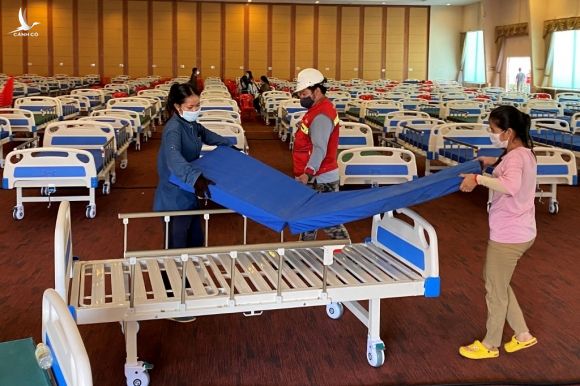 Quân đội Campuchia chuẩn bị giường cho bệnh nhân Covid-19 tại một hội trường tiệc cưới được chuyển thành bệnh viện dã chiến ở Phnom Penh ngày 11/4. Ảnh: AFP.