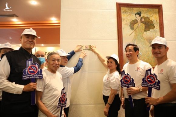 Ông Kidong Park, ông Lương Ngọc Khuê và nghệ sĩ Xuân Bắc cùng gắn bảng hiệu Không hút thuốc tại một khách sạn. Ảnh: V.T