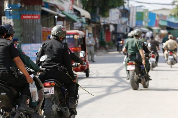 Cảnh sát trưởng Phnom Penh: Cảnh sát cầm roi mây chỉ để răn đe người vi phạm lệnh phong tỏa COVID-19 - Ảnh 1.