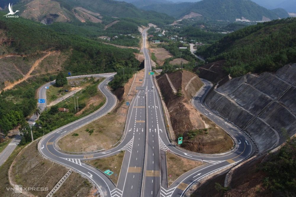 Vòng xuyến phân làn các tuyến đường nối vào đường cao tốc La Sơn - Tuý Loan tại xã Hương Phú, huyện Nam Đông. Ảnhh: Võ Thạnh 