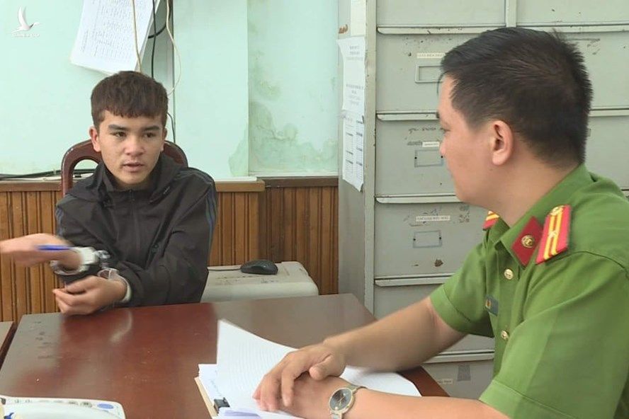 Nguyễn Khắc Nam (18 tuổi, xã Ea Toh, huyện Krông Năng) tại cơ quan Công an.