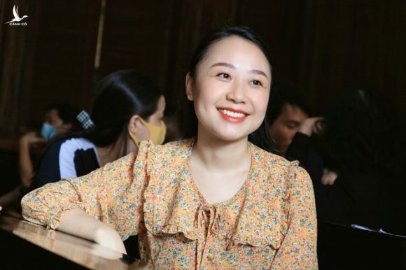 1 năm sau vụ tai nạn, nữ tiếp viên mới có thể bước đi chấm phẩy mà khong dùng đến nạng /// Ảnh: Lê Ngọc Thảo
