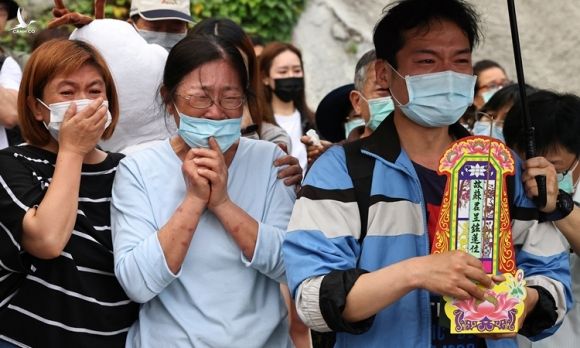 Người thân của các nạn nhân bật khóc tại hiện trường xảy ra vụ tai nạn tàu hỏa trong đường hầm phía bắc Hoa Liên, Đài Loan, hôm 3/4. Ảnh: Reuters.