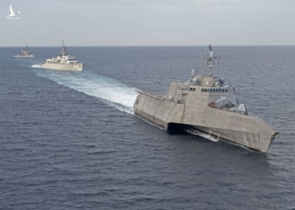  Chiến hạm Mỹ và Nhật trong một cuộc tập trận chung ở Biển Đông /// ảnh: US Navy