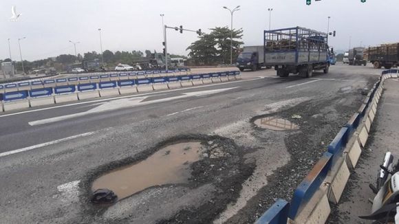 Cao tốc Đà Nẵng - Quảng Ngãi vừa đi đã hỏng là do thi công ẩu /// Ảnh Nguyễn Tú