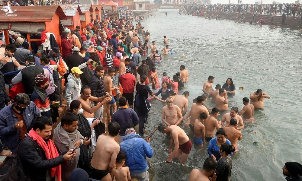 Người Ấn Độ xuống tắm ở sông Hằng trong ngày đầu tiên của lễ Kumbh Mela hôm 14/1. Ảnh: Reuters