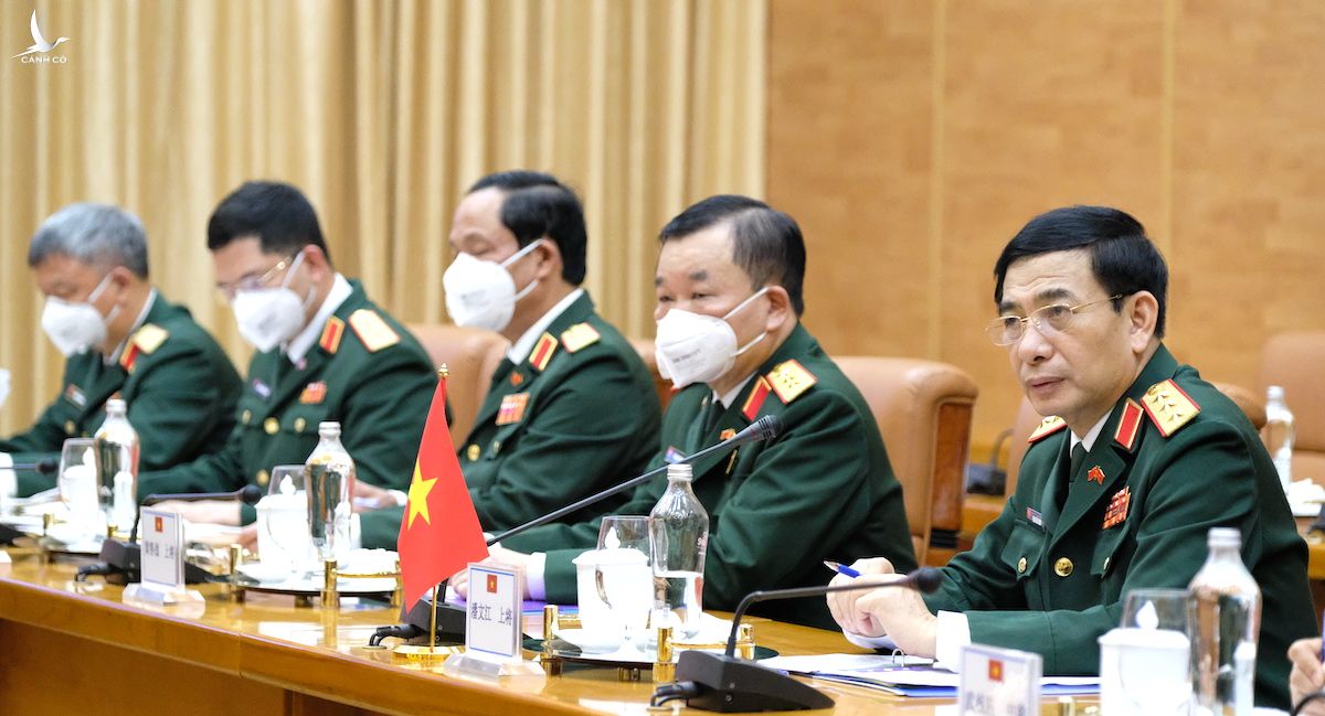 Bộ trưởng Quốc phòng, Thượng tướng Phan Văn Giang và các quan chức Quốc phòng Việt Nam.