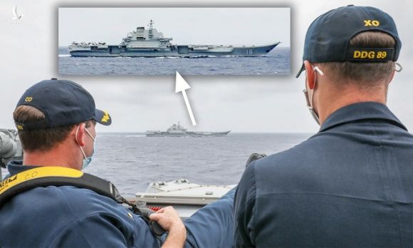Chỉ huy khu trục ham Mỹ USS Mustin quan sát tàu sân bay Liêu Ninh của Trung Quốc tại biển Hoa Đông hồi đầu tháng 4. Ảnh: US Navy.