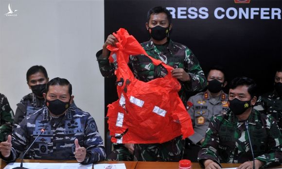 Binh sĩ Indonesia cầm áo phao được cho là của tàu ngầm KRI Nanggala trong cuộc họp báo ở Bali ngày 25/4. Ảnh: Reuters.