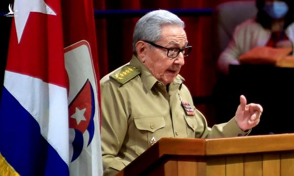 Raul Castro phát biểu tại đại hội Đảng Cộng sản Cuba ở thủ đô La Habana ngày 16/4. Ảnh: AFP.