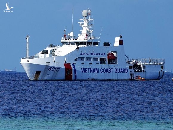 Tàu Cảnh sát biển 8001 trực bảo vệ chủ quyền gần đảo Sinh Tồn Đông, tháng 4.2021 /// Ảnh: M.T.H