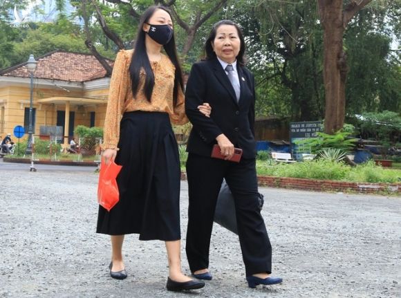 Nữ tiếp viên hàng không bị Mercedes tông: Bị cáo sang tên nhà để đền mà 1 đồng... không có - ảnh 1