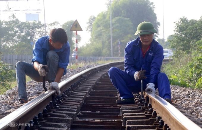 Công nhân bảo trì tuyến đường sắt Yên Viên - Lào Cai đoạn qua Phú Thọ. Ảnh: Bá Đô