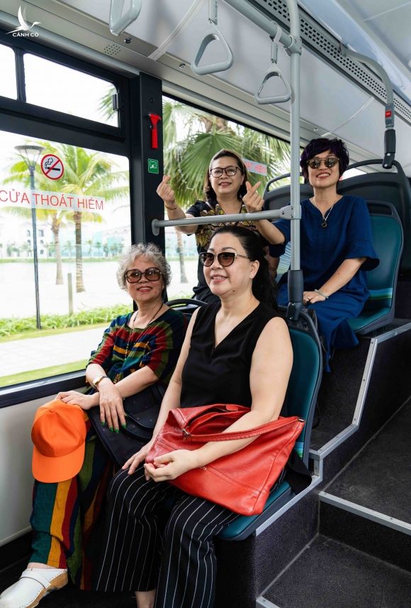 Háo hức khám phá xe buýt điện đầu tiên tại Việt Nam với những trải nghiệm &quot;cực chất&quot; - Ảnh 1.
