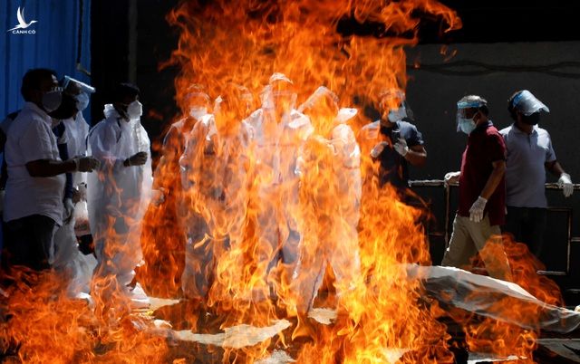 Người thân mặc đồ bảo hộ tham dự tang lễ của một bệnh nhân chết vì Covid-19 tại một lò hỏa táng ở New Delhi, Ấn Độ ngày 21/4.