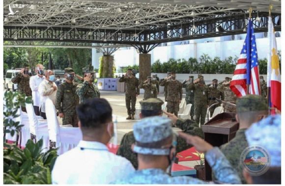 Các binh sĩ Mỹ và Philippines dự lễ khai mạc cuộc tập trận tại trại Aguinaldo ở thành phố Quezon, Philippines vào ngày 12.4 /// Ảnh chụp màn hình ABS-CBN