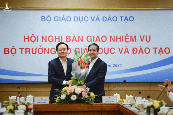 Ông Phùng Xuân Nhạ (trái) và ông Nguyễn Kim Sơn tại hội nghị bàn giao nhiệm vụ Bộ trưởng GD-ĐT /// ẢNH BỘ GD-ĐT