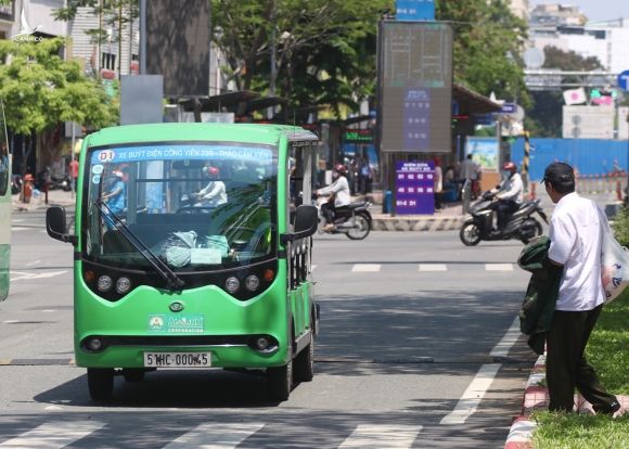 Buýt điện 12 chỗ chạy trên đường Hàm Nghi, quận 1. Ảnh: Gia Minh.